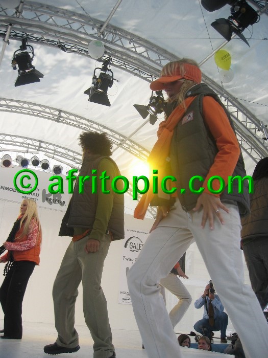 ../Images/Krefeld-Strssenmodenschau-2005 355.jpg